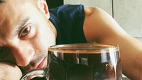 Satu lagi nih pose tampan Didi saat menikmati kopi hitam. Namun kali ini sebenarnya ia sedang merasa lelah karena meeting berjam-jam. Foto: Instagram didiriyadi_official