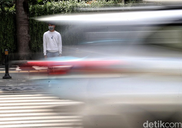 WHO telah umumkan wabah corona sebagai pandemi. Meski telah memperketat pengawasan guna cegah corona, Indonesia belum berencana melakukan lockdown.