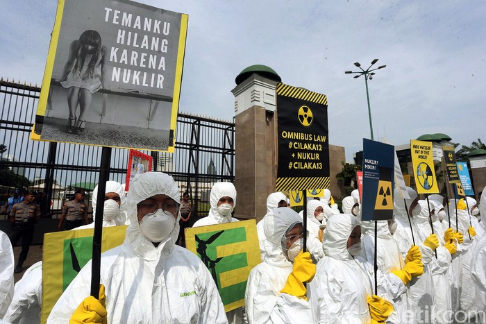 Aksi Tolak Nuklir di Depan DPR Greenpeace Indonesia gelar aksi tolak nuklir di depan gedung DPR. Mereka tampak kenakan jas hazmat hingga masker saat ikut dalam aksi tolak nuklir tersebut.