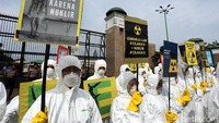 Massa dari Greenpeace Indonesia menggelar aksi tolak nuklir di depan gedung DPR, Jakarta, Jumat (13/3/2020).
