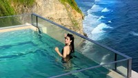 Tak lengkap liburan di Bali tanpa berendam di kolam Infinity Pool. Zahra pun juga melakukannya di Bali (@zahramell/Instagram)