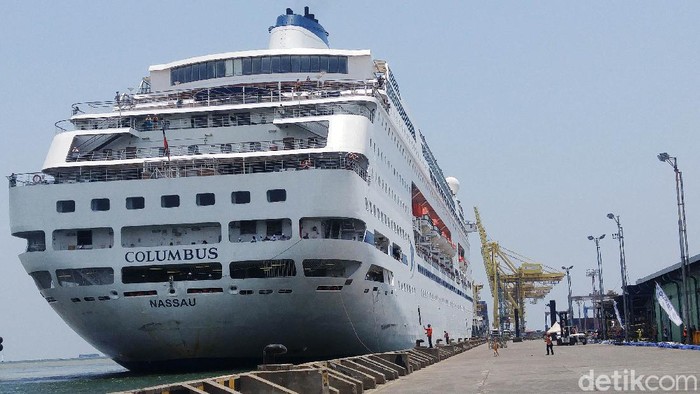 Kapal Pesiar MV Columbus berbendera Bahama berlabuh di Pelabuhan Tanjung Emas Semarang, Jawa Tengah, Jumat (13/3/2020). Sebelumnya kapal pesiar itu ditolak bersandar di Surabaya oleh Wali Kota Tri Rismaharini.