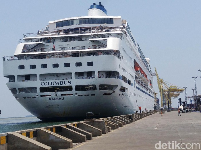 Kapal Pesiar MV Columbus berbendera Bahama berlabuh di Pelabuhan Tanjung Emas Semarang, Jawa Tengah, Jumat (13/3/2020). Sebelumnya kapal pesiar itu ditolak bersandar di Surabaya oleh Wali Kota Tri Rismaharini.