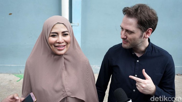 Cinta Penelope dan suaminya, Taha Gokan, saat ditemui di studio Trans TV.