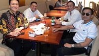 Nyantai sore hari ini bersama staf khusus Presiden RI. Terlihat memang Wirang sedang nongkrong santai sambil menikmati segelas es teh manis. Foto: instagram @wirangbirawa