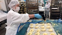  Setiap pesawat memiliki pilihan makanan yang beragam. Sehingga dapur CPCS memiliki bagian pembuatan kue. Ada lebih dari 80 jenis roti dan kue dengan total 80.000 kue setiap harinya. Foto: Brand Insider