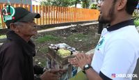 Kakek Maman dari Garut Semangat Jualan Camilan Meski Kakinya Lumpuh
