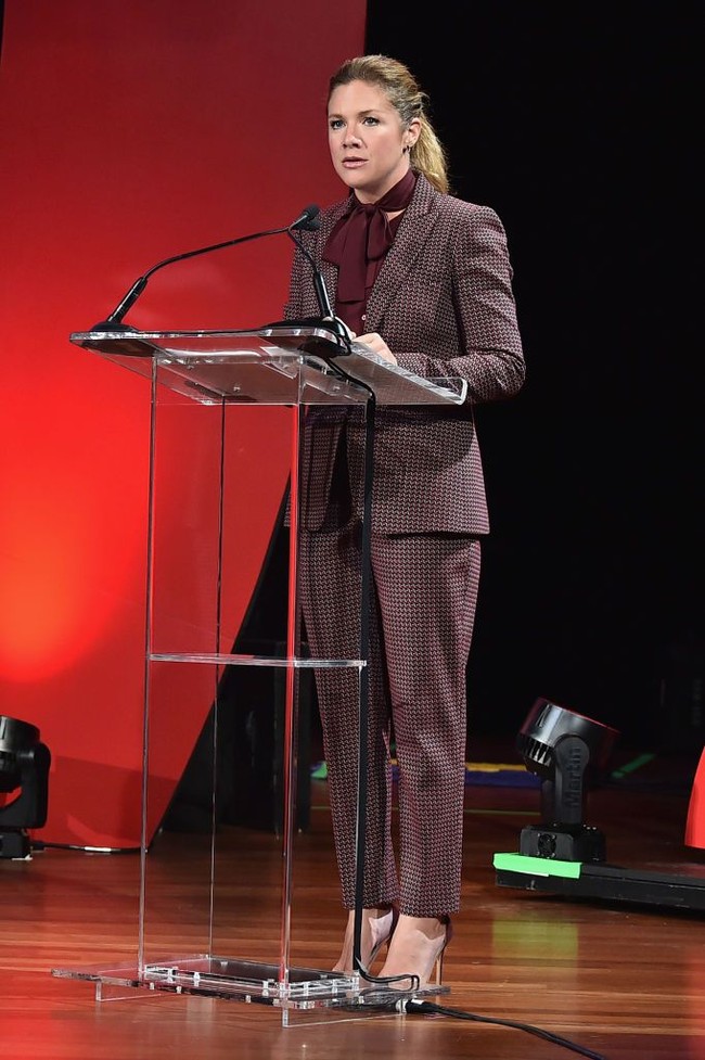 Gaya monokrom Sophie Trudeau saat berbusana formal memakai setelan jas marun berbahan jacquard. Penampilannya sungguh elegan saat jadi pembicara di Global Citizen: Movement Makers di New York City, beberapa waktu lalu. Foto: Theo Wargo