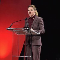Gaya monokrom Sophie Trudeau saat berbusana formal memakai setelan jas marun berbahan jacquard. Penampilannya sungguh elegan saat jadi pembicara di Global Citizen: Movement Makers di New York City, beberapa waktu lalu. Foto: Theo Wargo