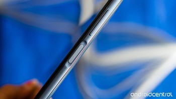 Bagian samping kanan terdapat sesnor sidik jari yang menyatu dengan tombol power. Foto: Android Central