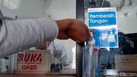 Para penumpang bebas menggunakan hand sanitizer tersebut.