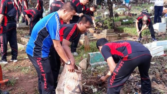 Satpol PP Depok bersih-bersih di kuburan viral karena dangdutan