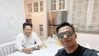 Bersama Brigjend Pol Djoko Erwanto, Wirang terlihat asyik menikmati secangkir kopi hitam. Wirang Birawa belum lama ini mengatakan kalau bahaya yang mengancam Indonesia bukanlah virus corona. Foto: instagram @wirangbirawa