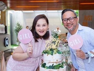 Anak Keempat Lahir, Mona Ratuliu dan Suami Masih Berembuk soal Nama