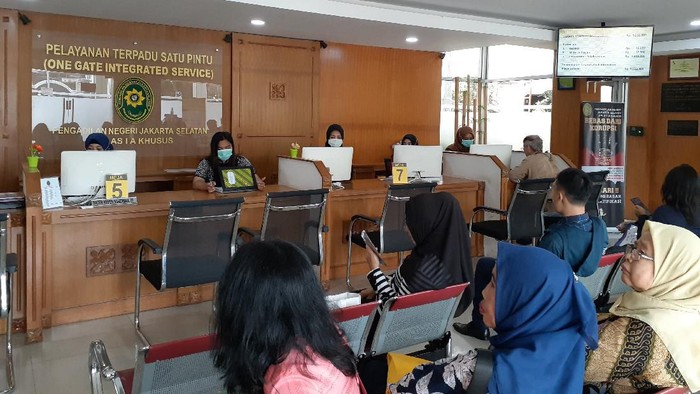 Petugas PTSP PN Jaksel Pakai Masker
