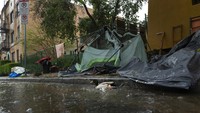 Dilansir dari AP News, kondisi lingkungan tempat tinggal yang kurang layak dengan minimnya akses kebersihan serta sanitasi yang memadai membuat para tunawisma rentan terserang berbagai penyakit. AP Photo/Damian Dovarganes.