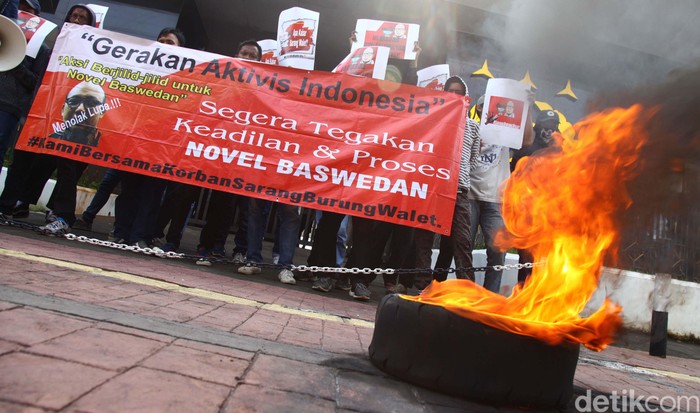 Kejagung Kembali Didemo Terkait Kasus Sarang Burung Walet Seorang anggota polisi berusaha mematikan api yang dibakar oleh massa Gerakan Aktivis Indonesia (GAI) yang berunjukrasa di Kejaksaan Agung