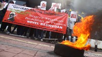 Dalam aksinya, massa tampak membakar ban.