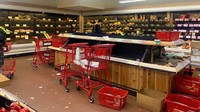 Sejumlah produk makanan di supermarket yang berada di Kota New York pun tampak habis diburu warga. Sarah Vaynerman via AP.