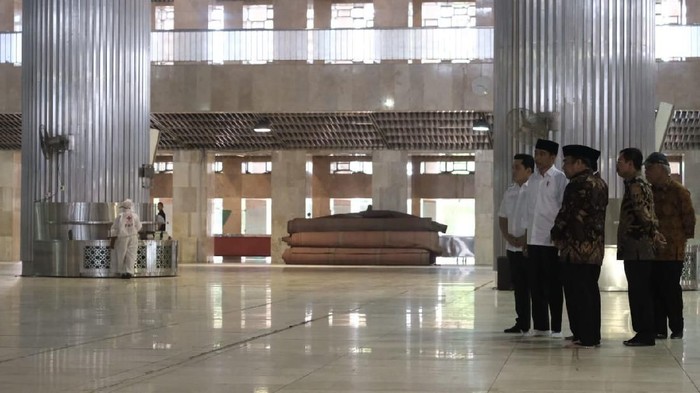 Jokowi tinjau sterilisasi Masjid Istiqlal. (Foto: Andhika/detikcom)
