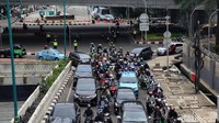 Selain itu polisi juga memberlakukan penutupan jalan di Underpass Kuningan. Polisi mengimbau agar masyarakat dari arah Mampang tidak melewati Jalan HR Rasuna Said.