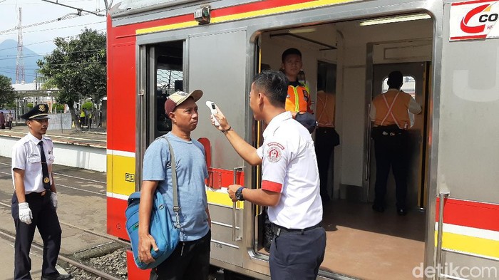 Penumpang di stasiun bogor dicek suhu tubuhnya