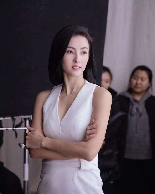 Seorang pramugari mendekati Cecilia Cheung dan memintanya untuk duduk, sang pramugari juga menambahkan bahwa ia menghalangi jalan. Terjadi pertengkaran di antara keduanya dan dilaporkan membuat Cecilia diantar keluar dari pesawat. Foto: Instagram