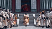 Adegan di istana ini juga bikin penasaran. Apa yang nanti bakal terjadi? Foto: Juhan Noh/Netflix