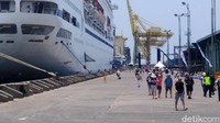 Dari informasi yang diperoleh detikcom, kapal tersebut membawa total 1.044 penumpang termasuk kru 624 orang.