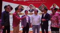 Sandiaga Uno, Ekonom Rizal Ramli, Ekonom Anthony Budiawan, Pengamat Ekonomi Bhima Yudhistira, dan pendiri KAHMIPreneur, Kamrussamad berbincang di sela acara diskusi Opposition Leaders Economic Forum di Jakarta, Jumat (13/2/2020).