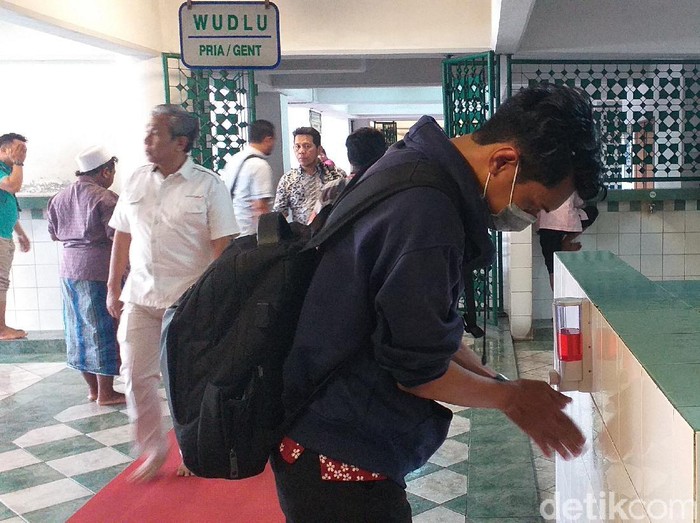Karpet dan Tempat Wudhu Al Akbar Disterilisasi Jelang Salat Jumat