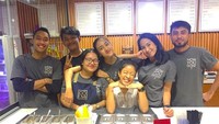 Begini kompaknya Reyca bersama tim dari restoran sehatnya. Hayo, siapa yang posenya paling imut? Foto: Instagram kareycamoeloek