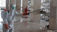 Masjid Istiqlal menyiapkan diri dalam rangka pencegahan virus Corona di wilayahnya. Untuk itu, karpet hingga uang koin disterilisasi.
