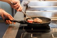 Istri Ini Pingsan Saat Disuruh Masak Benda yang Dibawa Suami