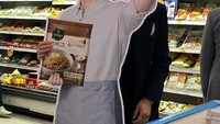 Ini aksi imut Seo Joon ketika foto dengan standee dirinya sendiri saat membintangi salah satu produk makanan yang populer di Korea. Foto: Instagram @bn_sj2013