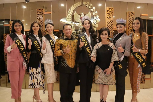 Di pertemuan itu, Kalista Iskandar sempat diminta untuk melafalkan kembali isi kelima sila Pancasila. Tidak seperti saat pelaksanaan final pemilihan putri Indonesia, kali ini Kalista Iskandar lancar mengucapkan sila-sila Pancasila. Seketika para wartawan pun kompak meneriakkan sah menjadi duta MPR,” tulis Bamsoet di Instagram. (Foto: Instagram/@bambang.soesatyo dan @officialputeriindonesia)