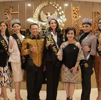 Di pertemuan itu, Kalista Iskandar sempat diminta untuk melafalkan kembali isi kelima sila Pancasila. Tidak seperti saat pelaksanaan final pemilihan putri Indonesia, kali ini Kalista Iskandar lancar mengucapkan sila-sila Pancasila. Seketika para wartawan pun kompak meneriakkan sah menjadi duta MPR,” tulis Bamsoet di Instagram. (Foto: Instagram/@bambang.soesatyo dan @officialputeriindonesia)