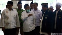 Ketua Umum Pimpinan Pusat Dewan Masjid Indonesia (DMI) Jusuf Kalla turut hadir di kegiatan bersih-bersih masjid tersebut.