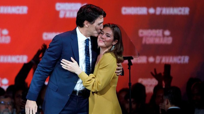 MONTREAL, QC - OCTOBER 21: Liberal Leader and Canadian Prime Minister Justin Trudeau kisses his wife Sophie Grégoire Trudeau after delivering his victory speech at his election night headquarters on October 21, 2019 in Montreal, Canada. Trudeau remains in power with a Minority Government. (Photo by Cole Burston/Getty Images)
