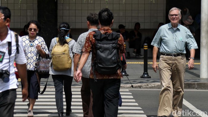 WHO telah umumkan wabah corona sebagai pandemi. Meski telah memperketat pengawasan guna cegah corona, Indonesia belum berencana melakukan lockdown.