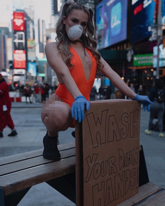 Selebgram seksi Samantha Gangewere jadi sensasi setelah tampil pakai baju renang di jalanan di New York sambil membawa papan imbauan. Papan tersebut bertuliskan pengingat untuk rajin mencuci tangan. Foto: Instagram