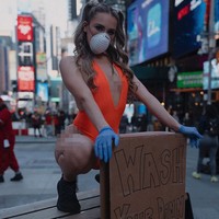 Selebgram seksi Samantha Gangewere jadi sensasi setelah tampil pakai baju renang di jalanan di New York sambil membawa papan imbauan. Papan tersebut bertuliskan pengingat untuk rajin mencuci tangan. Foto: Instagram