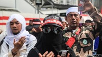 Sementara lalu lintas di Jl Rasuna Said yang mengarah ke Gatot Subroto atau Menteng dialihkan karena adanya massa ini.