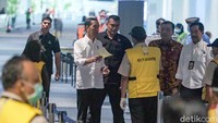 Jokowi mengisi health alert card dan ditunjukkan kepada petugas.