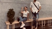 Drummer band Element ini juga dekat dengan Tissa Biani. Hal ini karena mereka sama-sama tinggal di Depok. Didi dan Tissa pun kompak makan sushi dengan outfit senada. Foto: Instagram didiriyadi_official