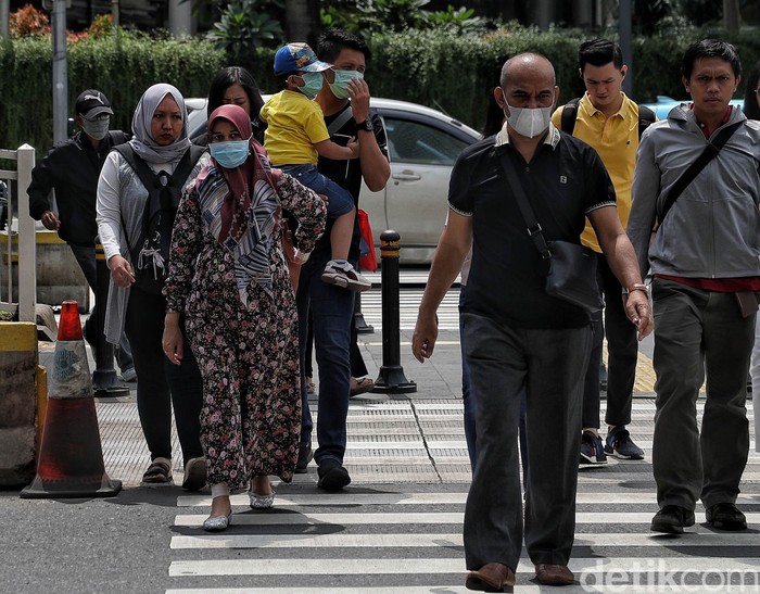 WHO telah umumkan wabah corona sebagai pandemi. Meski telah memperketat pengawasan guna cegah corona, Indonesia belum berencana melakukan lockdown.