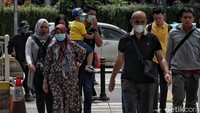 Juru bicara pemerintah untuk penanganan Corona, Achmad Yurianto mengatakan untuk saat ini pemerintah belum memiliki opsi untuk mengunci maupun meliburkan sekolah guna mencegah semakin luasnya penyebaran virus corona.