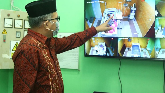 Plt Gubernur Aceh saat melihat dua pasien di RICU lewat monitor.