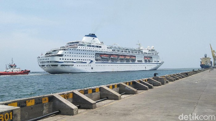 Kapal pesiar MV Colombus berlabuh di Pelabuhan Tanjung Emas Semarang