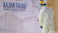 Karpet hingga uang koin di Masjid Istiqlal disterilisasi untuk mengantisipasi penyebaran virus corona.
